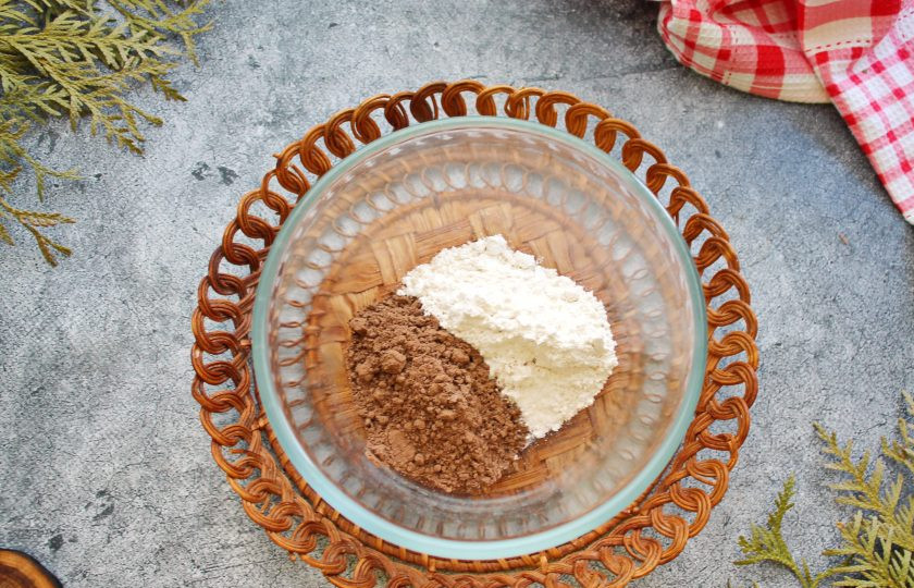 1. Этап. Шоколадные чипсы с миндалем: В миске смешайте муку, какао и соль.