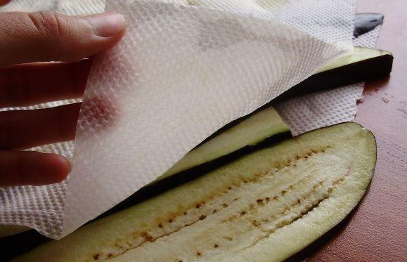 1. Этап. Жареные баклажаны с чесноком: Баклажаны еще раз хорошенько помыть и просушить про помощи полотенца. Перед жаркой баклажаны должны быть полностью сухими.