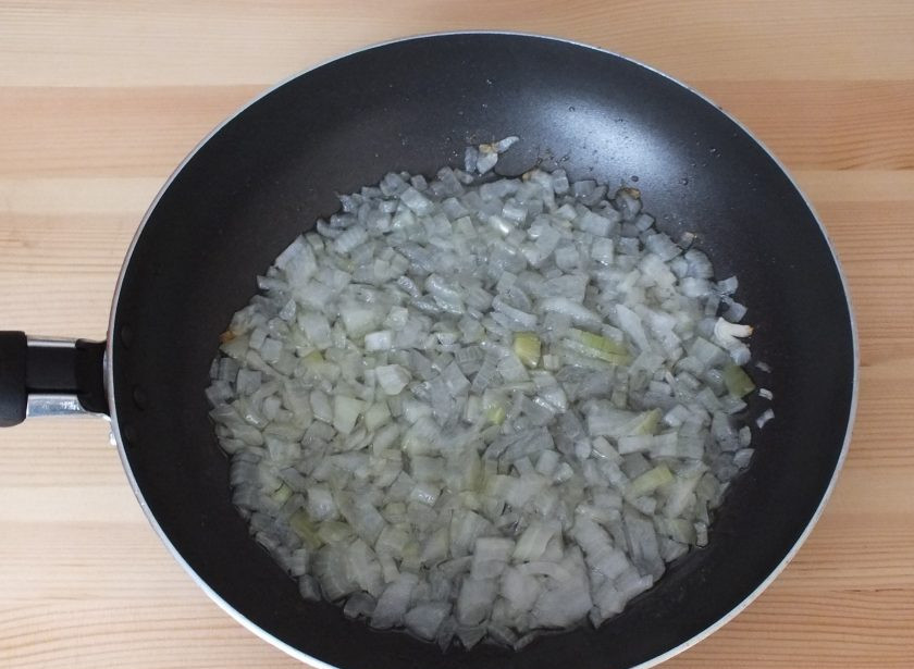 1. Этап. Рыбная солянка: 4. Мелким кубиком нарежьте лук и обжарьте до полуготовности.