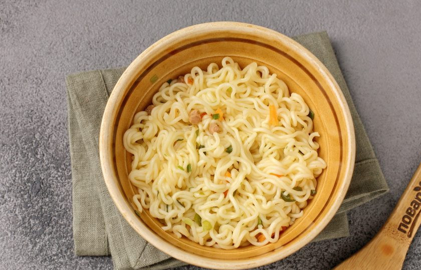 1. Этап. Ролтон с яйцом на сковороде: Лапша должна набухнуть, а вода почти полностью впитаться.