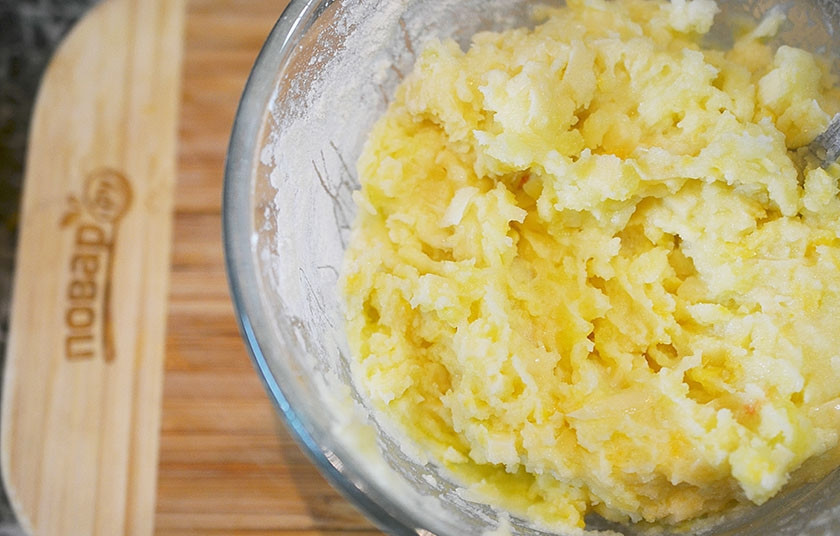 1. Этап. Хрустящий сырный картофель: 5. Затем кукурузную муку. Перемешайте. Посолите по вкусу.