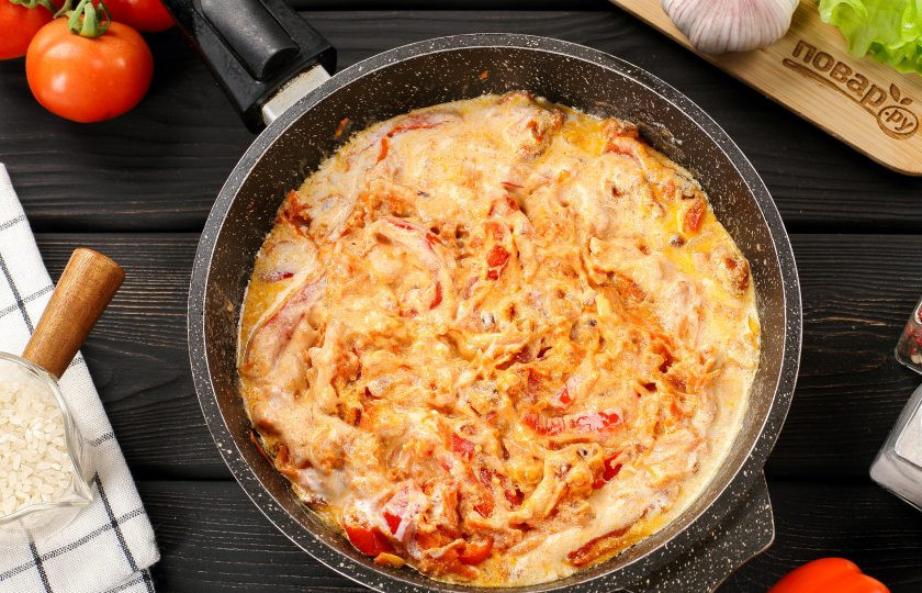 1. Этап. Ленивые голубцы с болгарским перцем: Следом добавьте сметану. Перемешайте и тонкой струйкой влейте кипяток.