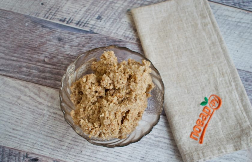 1. Этап. Плюшки с миндалем: Соедините в миске размягченное сливочное масло, миндальную муку, сахар, мускатный орех, корицу, кардамон. Перемешайте до однородности.