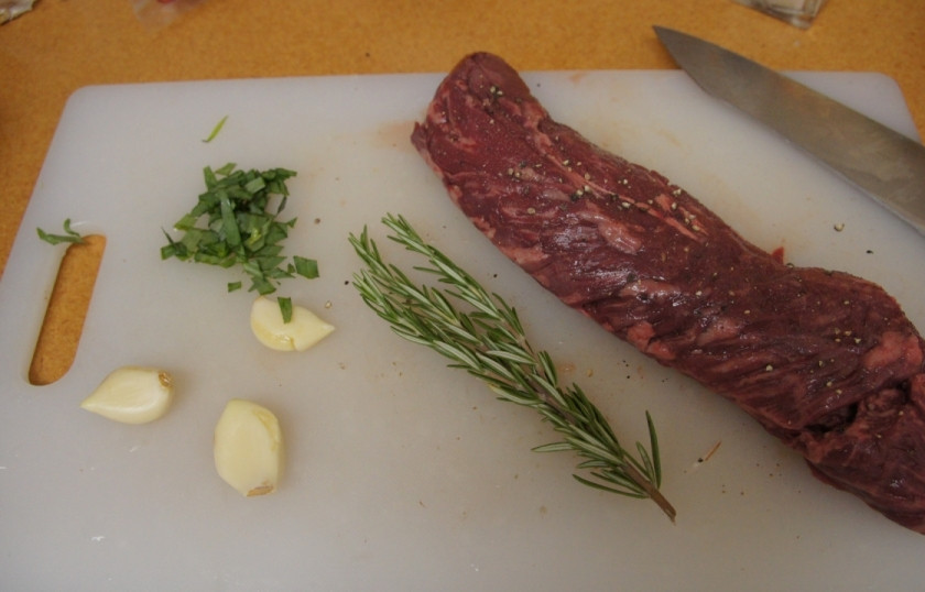 1. Этап. Стейк из говядины с грибным соусом: Посолите, поперчите говяжий стейк. Нарубите зелёный лук. Почистите зубчики чеснока.