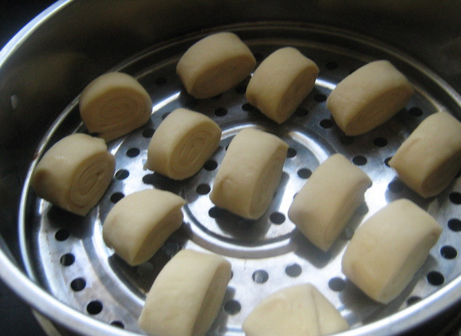 1. Этап. Галушки на пару: Круги пароварки или мантышницы смазываем растительным маслом. Рулеты разрезаем на кусочки и выкладываем на круги. Варим на пару минут 20-25.