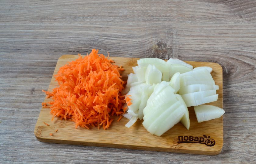 1. Этап. Жаркое из гуся: 5. Луковицу порежьте четвертькольцами. А морковь натрите на мелкой терке.