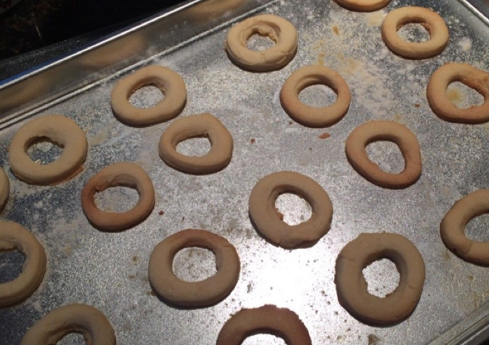 1. Этап. Песочное печенье с кокосом, карамелью и шоколадом: 11. Достаньте печенье и оставьте его для остывания.