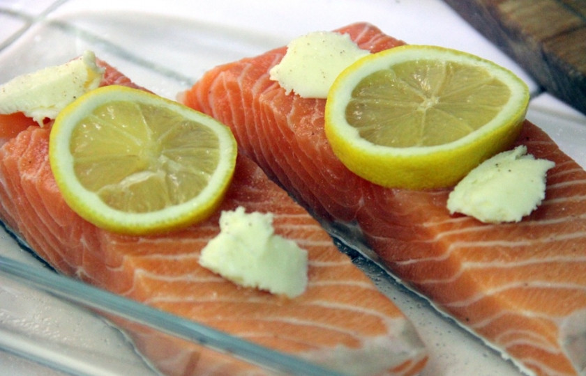 1. Этап. Запеченный лосось под соусом: 1. Подготовим филешки, если надо — достанем крупные кости. Слегка натираем солью и перцем (по желанию). На каждый кусочек помещаем по горошинке сливочного масла, кладем кусочек лимона.