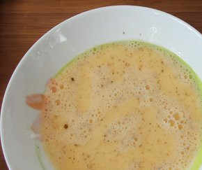 1. Этап. Красная рыба в кляре: 4. Делаем кляр традиционным способом: взбиваем яйца с молоком, добавляем муку, специи и соль и тщательно размешиваем, чтобы не было комочков. Густота кляра должна быть как на оладьи.