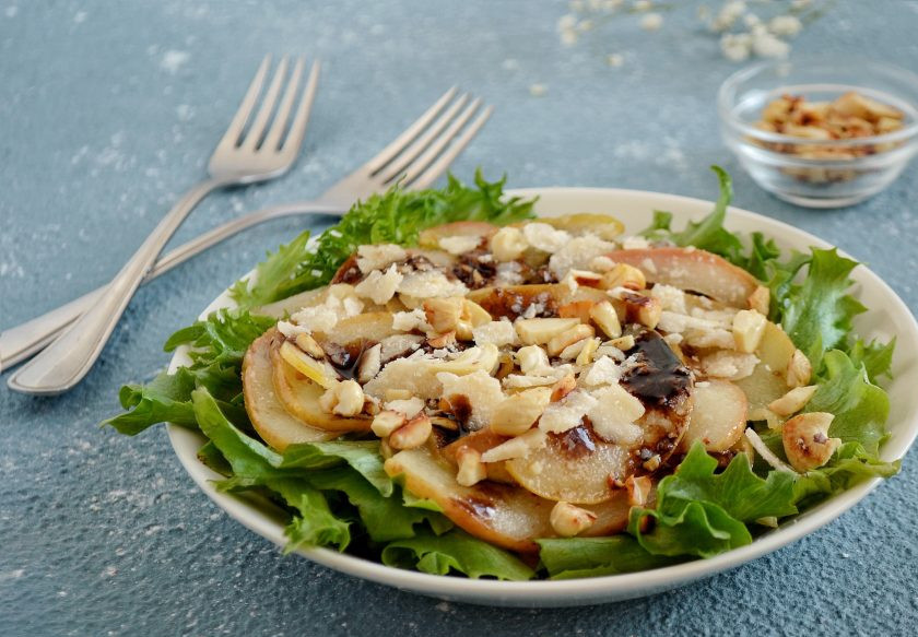 1. Этап. Салат с карамелизированной грушей: Салат с карамелизированной грушей готов, приятного аппетита!