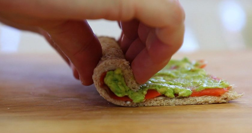 1. Этап. Рулетики из лосося с авокадо: 5. Сверните хлеб в рулетик.