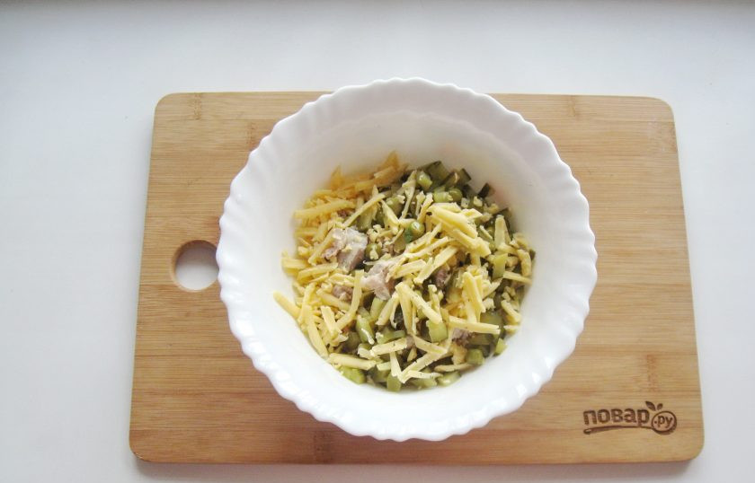 1. Этап. Салат Купеческий на Новый год: Добавьте тертый сыр.