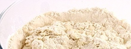 1. Этап. Белый хлеб в мультиварке: 2. Понемногу всыпаем муку, и замешиваем руками тесто.