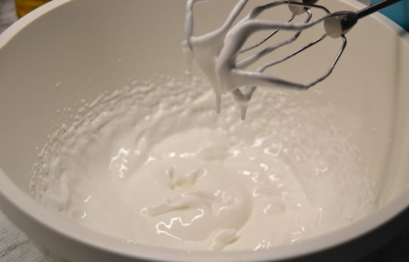 1. Этап. Безе с начинкой внутри: Взбейте белки до стойких пиков.