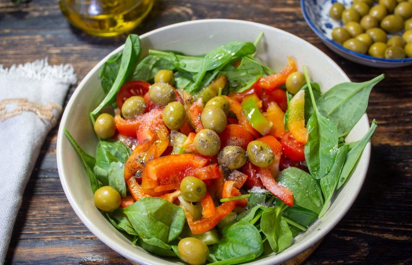 1. Этап. Салат из шпината и сладкого перца: Салат посолите, поперчите и заправьте оливковым маслом первого холодного отжима.