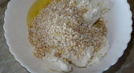 1. Этап. Полезные сырники с отрубями: 2. Вбейте яйцо, добавьте отруби. Подсластите по вкусу.