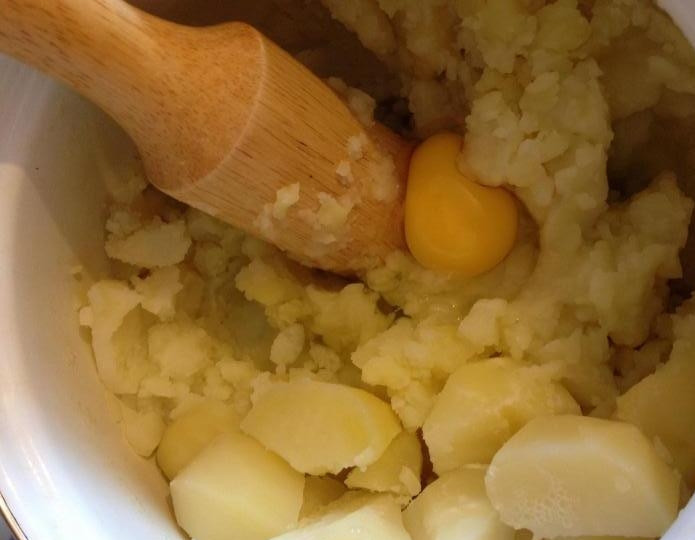 1. Этап. Картофельные зразы с фаршем в духовке: Отварную картошку перетрите в пюре, добавьте соль, перец и яйцо.