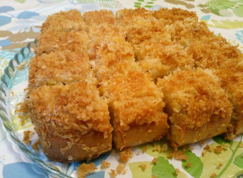 1. Этап. Кокосовый пирог со сливочной пропиткой: Дайте кокосовому пирогу со сливочной пропиткой полностью остыть и подавайте его к чаю, разрезав на порционные кусочки.