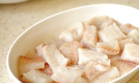 1. Этап. Запеканка из рыбы и картофеля: Смажьте форму для запекания (объем 2,5 л.) и выложите на нее порезанное филе минтая. Соль, перец по вкусу.