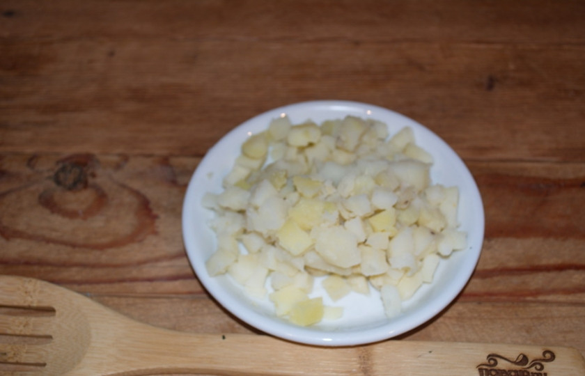 1. Этап. Салат из соленых огурцов и картошки: Отварной в мундире картофель очистите и нарежьте кубиками.