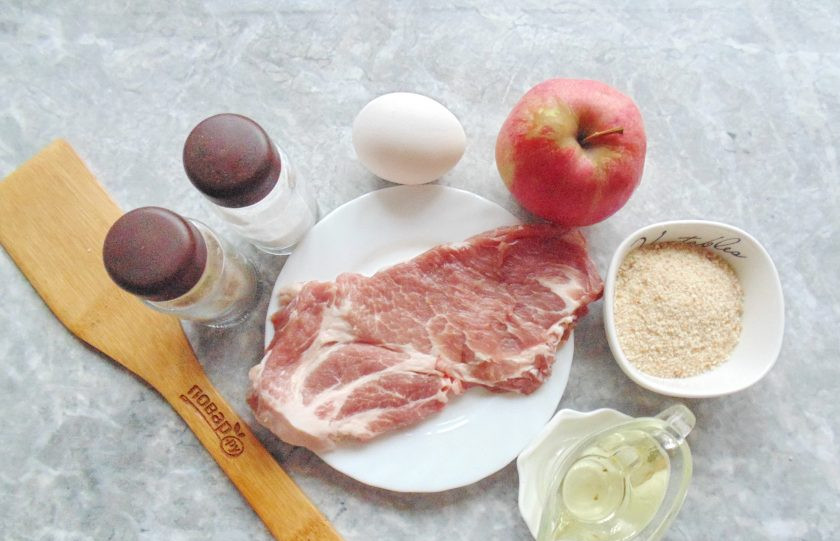 1. Этап. Шницель из свинины с яблоком: Подготовьте ингредиенты для приготовления шницеля.