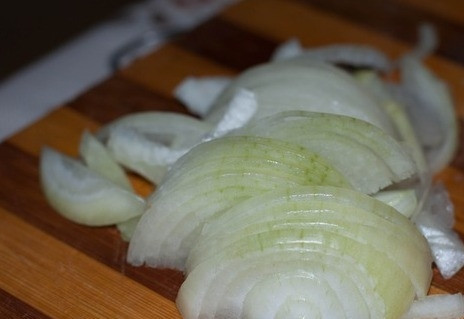 1. Этап. Курица по-пекински в кисло-сладком соусе: Репчатый лук чистим и нарезаем полукольцами.