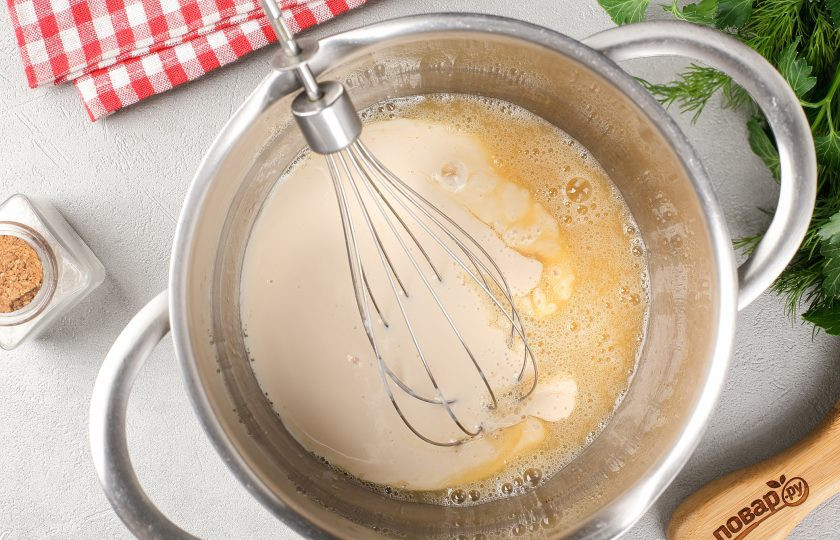 1. Этап. Лепёшки сырные на ряженке: Добавьте ряженку и перемешайте.