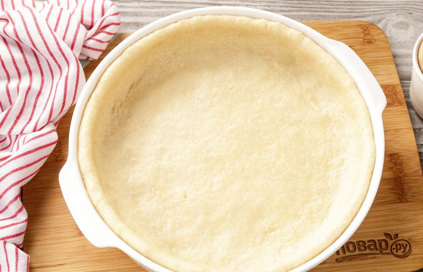 1. Этап. Цветаевский пирог с грушами: Пласт теста на скалке перенесите в форму, которую заранее следует застелить пергаментом для выпечки, я просто смазала маслом. Выложите основу для пирога с высотой бортиков в 4-5 см.