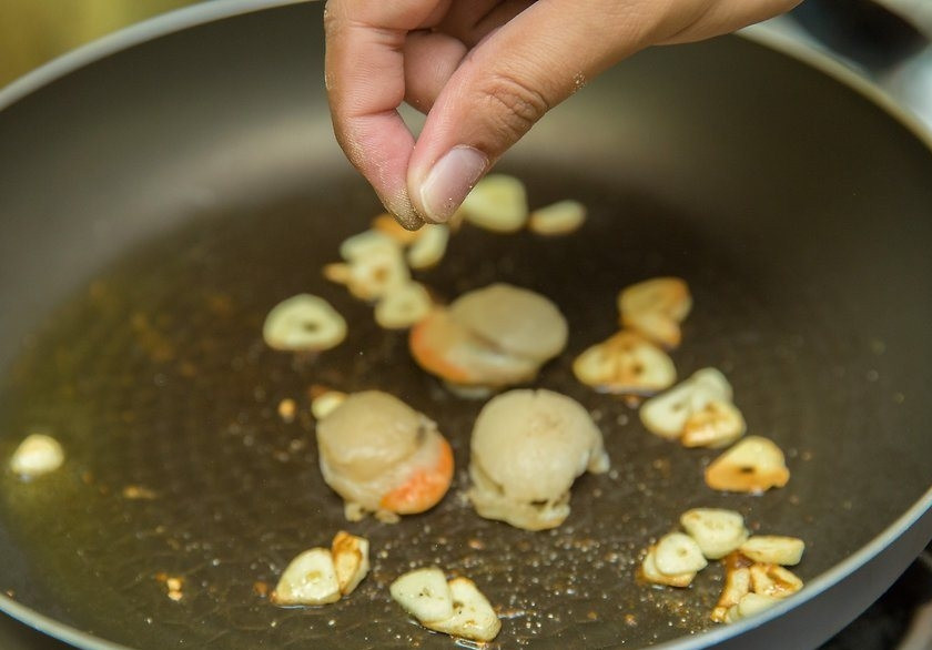 1. Этап. Морской гребешок: Добавьте гребешки, посыпьте их солью и перцем. Готовьте в течение шести минут, переворачивая. Подавайте с любым гарниром, украсьте зеленью. Приятного аппетита!