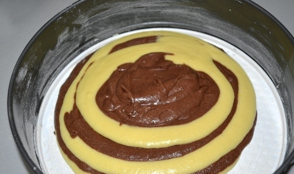 1. Этап. Пирог Зебра простой: Продолжайте таким образом, чередуя 2 теста, пока оно не закончится.