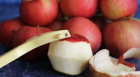 1. Этап. Яблочный джем в хлебопечке: 1. Вымойте яблочки, обсушите и очистите их от кожуры и сердцевины.