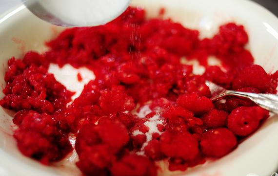 1. Этап. Кремовый торт с малиной: Раздавите малину вилкой и посыпьте сахаром.