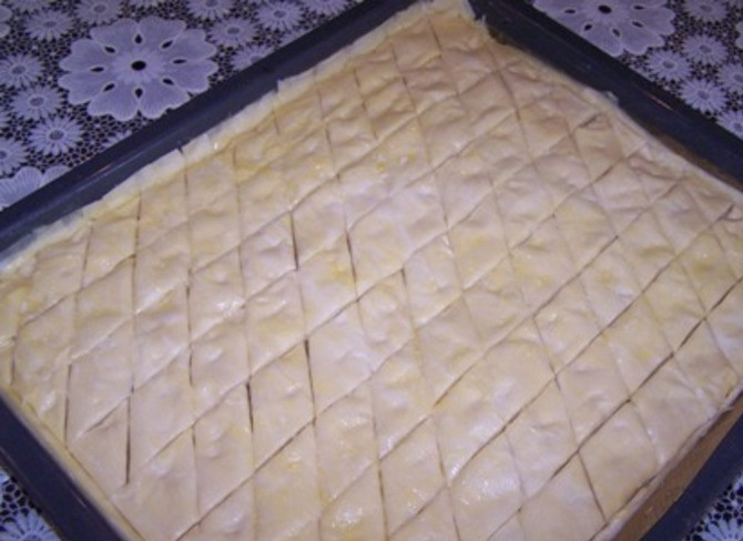 1. Этап. Пахлава домашняя: Обливаем соком лимона. Оставляем в духовке на 15 минут, потом обливаем сиропом. Оставляем в духовке еще на 40 минут.