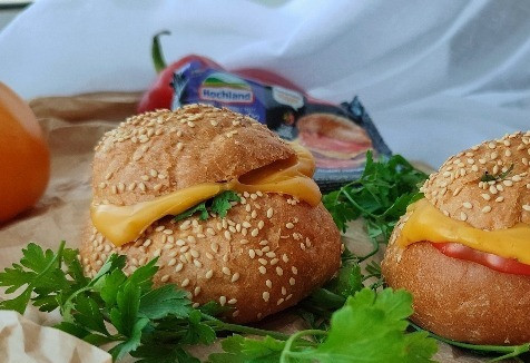 1. Этап. Горячие бургеры с наггетсами: Булочки подаем горячими.