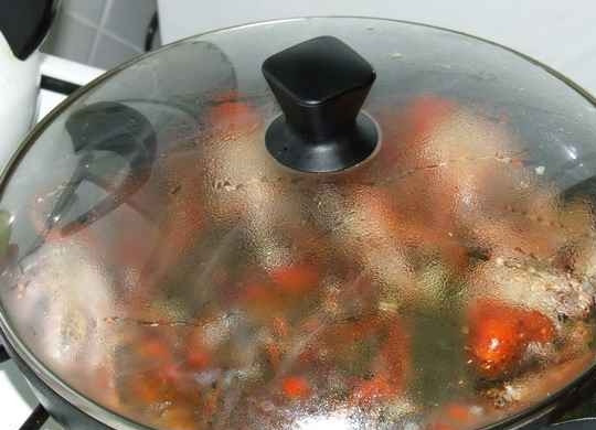 1. Этап. Раки в пряном соусе: Добавляем зелень петрушки и укропа и закрываем крышкой. Оставляем на маленьком огне минут на 15-20.