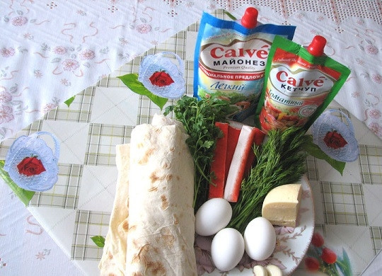 1. Этап. Рулеты из лаваша с крабовыми палочками: 1. Вот такой достаточно простой набор ингредиентов вам потребуется, чтобы приготовить рулеты из лаваша с крабовыми палочками в домашних условиях.