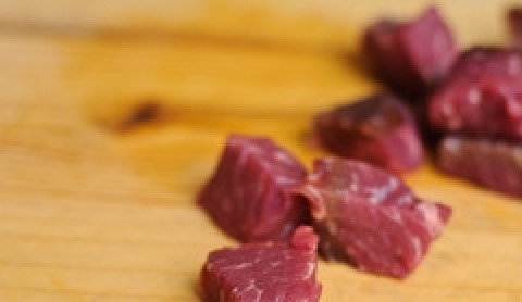 1. Этап. Запеканка из баклажанов с мясом: Говяжью шейку небольшими кубиками.