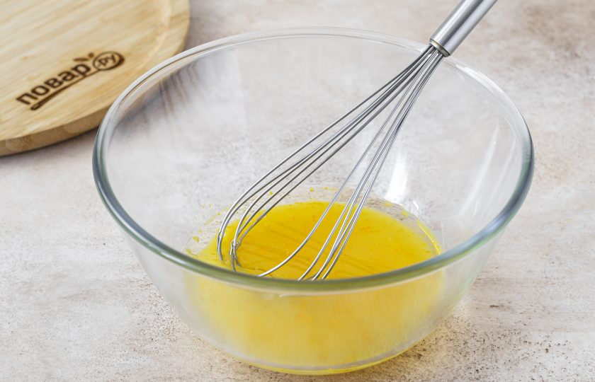 1. Этап. Постное печенье Курабье: Добавьте растительное масло и ванильный ароматизатор. Перемешайте.