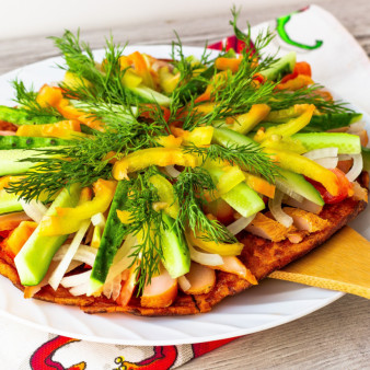 Курица с овощами на гречневой галете