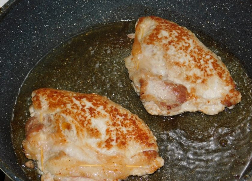 1. Этап. Фаршированные свиные отбивные: Хорошо прожарьте с двух сторон. Немного посолите и поперчите.