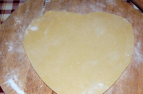 1. Этап. Сладкий пирог на День Святого Валентина: 8. Первый пласт будет основанием пирога, по краям шире основания формы для выпечки на 1 см.