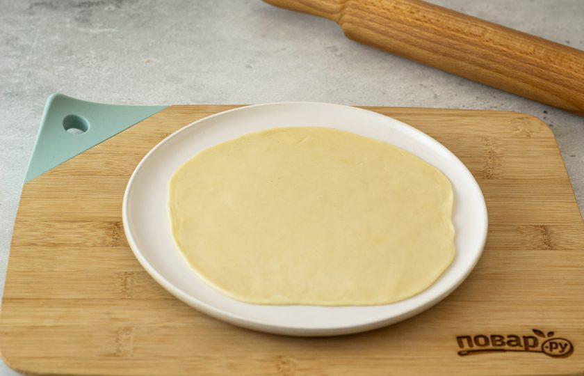 1. Этап. Индийские самосы с картошкой и горошком: Раскатайте каждый шарик, разрежьте пополам.