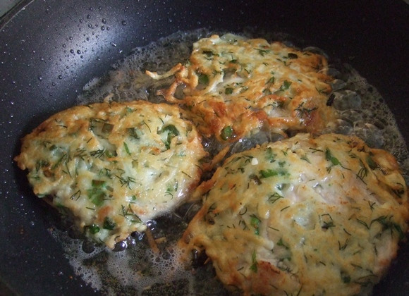 1. Этап. Мясо в сливках в духовке: Обжариваем мясо с двух сторон до золотистой корочки.