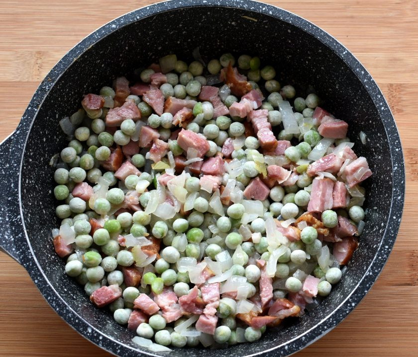 1. Этап. Зразы Беловежские: Выложите замороженный горошек и прогрейте до оттаивания и выпаривания жидкости.