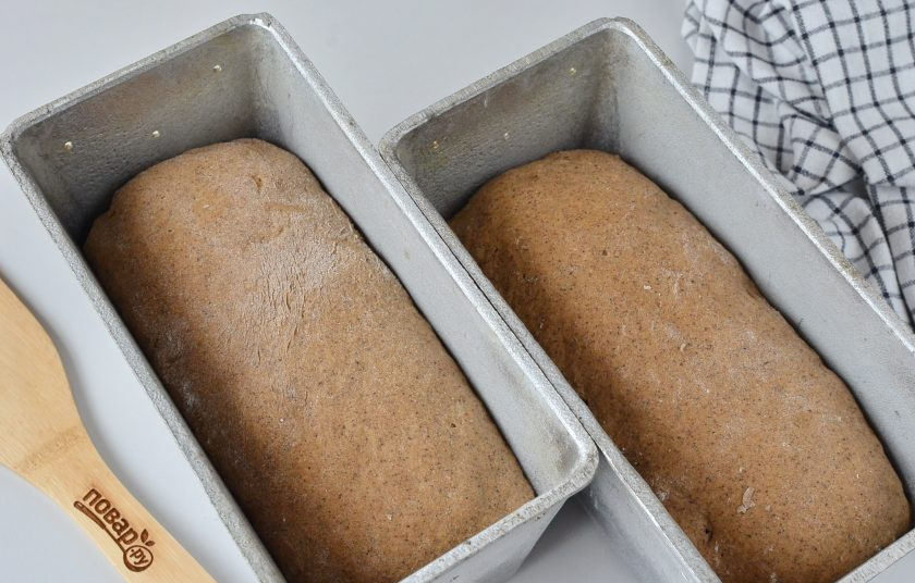 1. Этап. Черный хлеб: Через 40 минут, как видите на фото, тесто подрастет. Отправьте его в горячую духовку, разогретую до 190 градусов и выпекайте 40-45 минут.