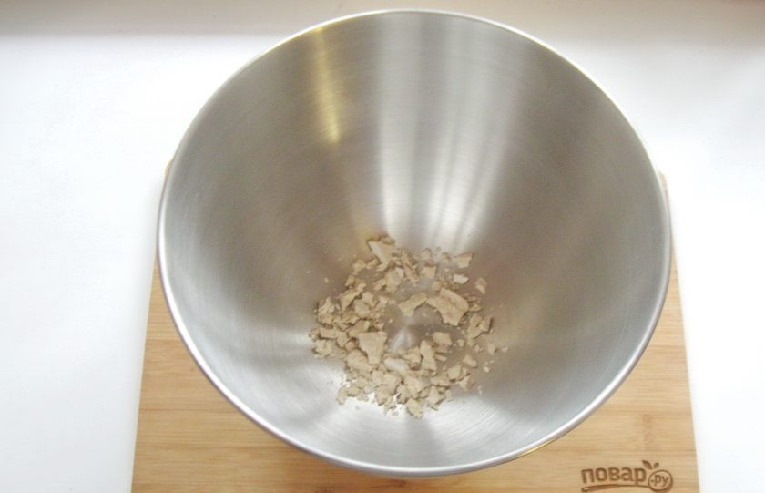 1. Этап. Белая глазурь для булочек: Дрожжи выложите в миску или чашу миксера.