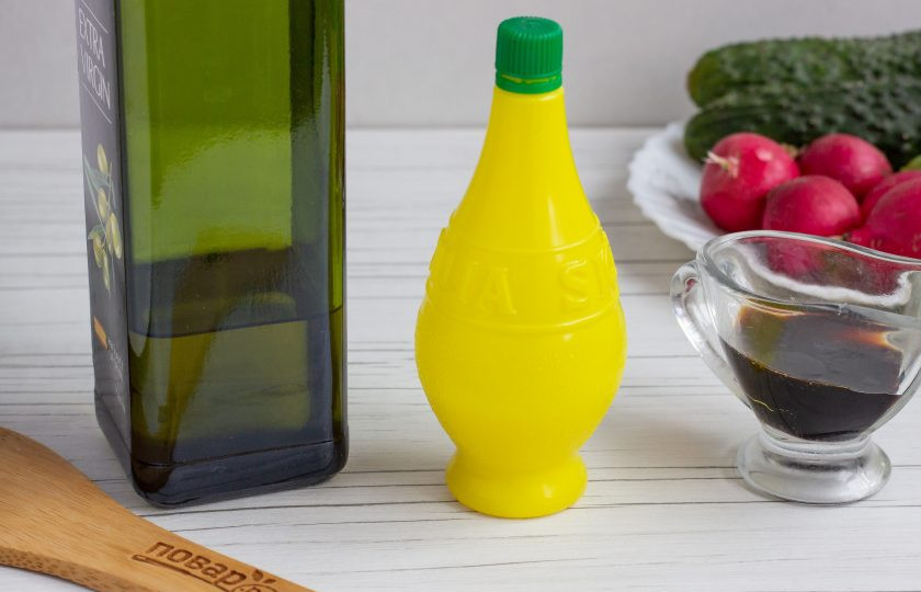 1. Этап. Салат с сырными шариками: Приготовьте заправку для салата из оливкового масла, соевого соуса и лимонного сока. Перемешайте и посолите заправку по вкусу.