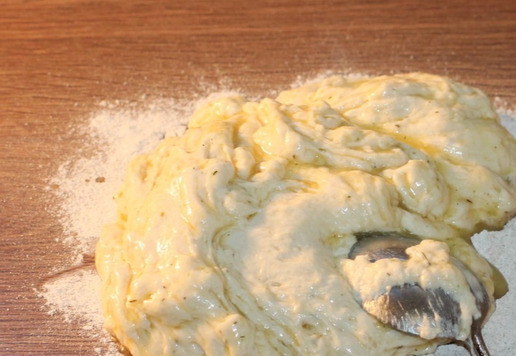 1. Этап. Домашний Курляндский хлеб: 6. Припыляем столешницу ржаной мукой и выкладываем пшеничное тесто.