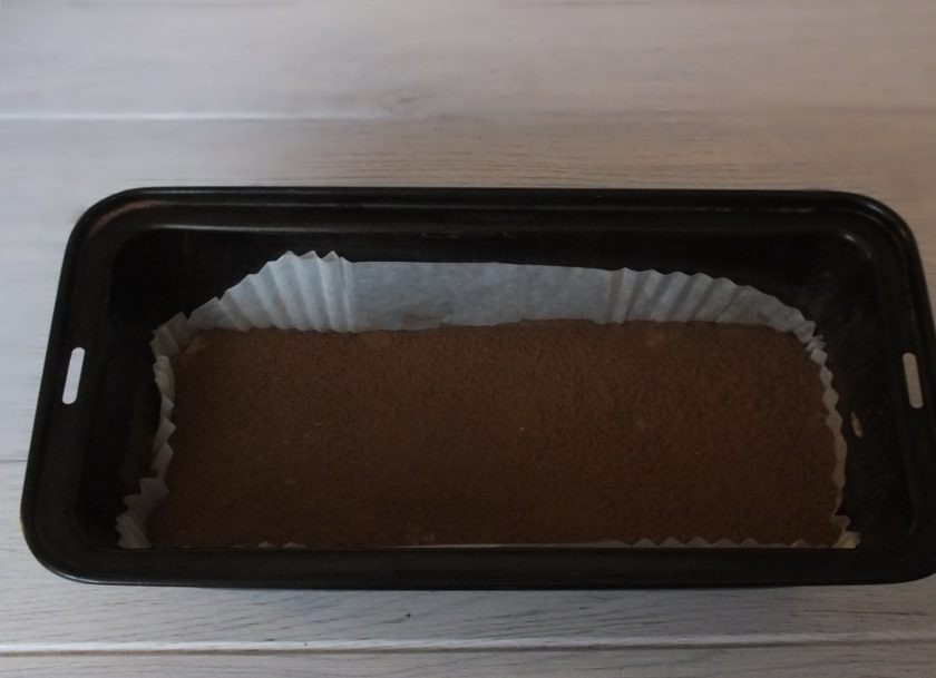 1. Этап. Кекс с яблочным пюре: Снова через сито посыпьте корицей.