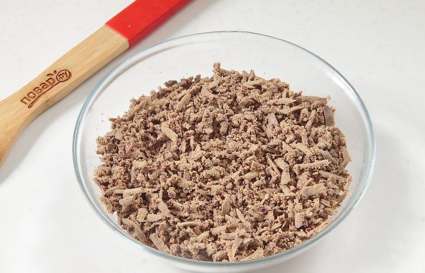 1. Этап. Тыквенные рулетики с печенью: Натрите печень на крупной терке.